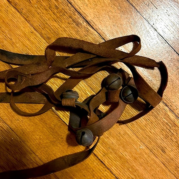 Vintage/ Antique Sleigh Bells Leather Horse Straps - Glorius Sound - Picture 3 of 3